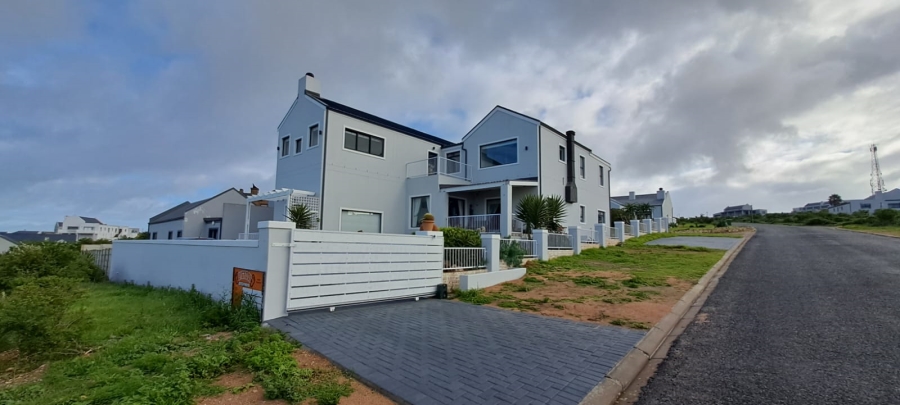 6 Bedroom Property for Sale in Hoogland Western Cape